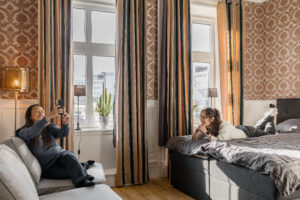 gäster i hotellrum