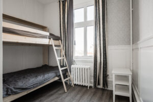 Tvåbäddsrum med våningssäng i Skövde vandrarhems huvudbyggnad