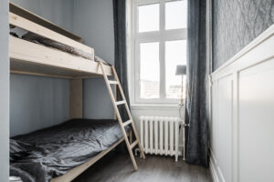 Tvåbäddsrum med våningssäng i Skövde vandrarhems huvudbyggnad