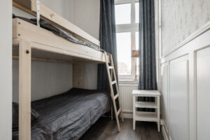 Tvåbäddsrum med våningssäng i Skövde vandrarhems huvudbyggnad