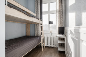 Tvåbäddsrum med våningssäng i Skövde vandrarhems huvudbyggnad