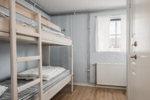 Två bäddsrum med våningssäng i annexet på Skövde vandrarhem