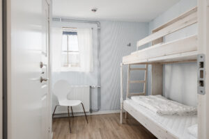 Två bäddsrum med våningssäng i annexet på Skövde vandrarhem