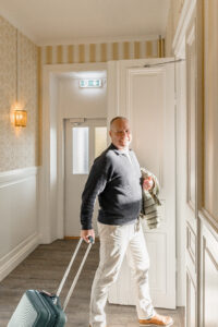 glad gäst i vandrarhemsrum