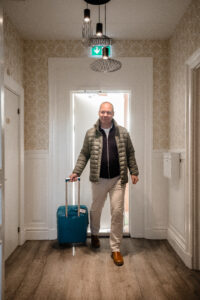 Gäst i vandrarhemmets korridor