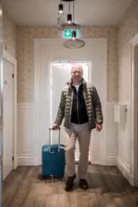 Gäst i vandrarhemmets korridor